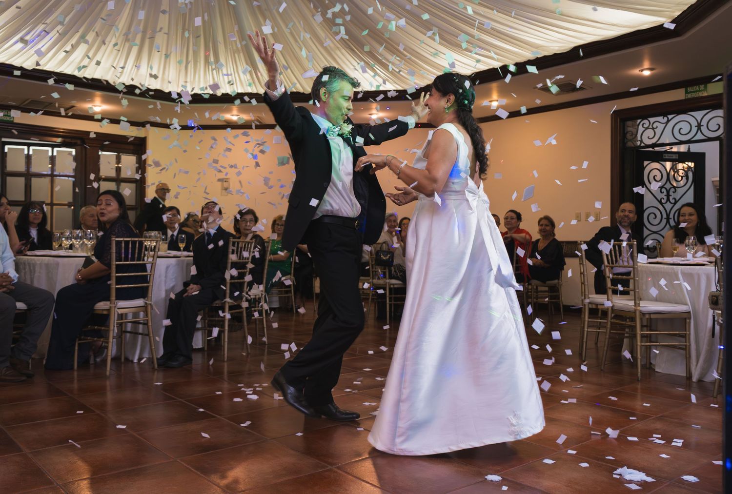 Fotografía de boda en El Salvador capturando momentos auténticos y emotivos con estilo elegante y documental.