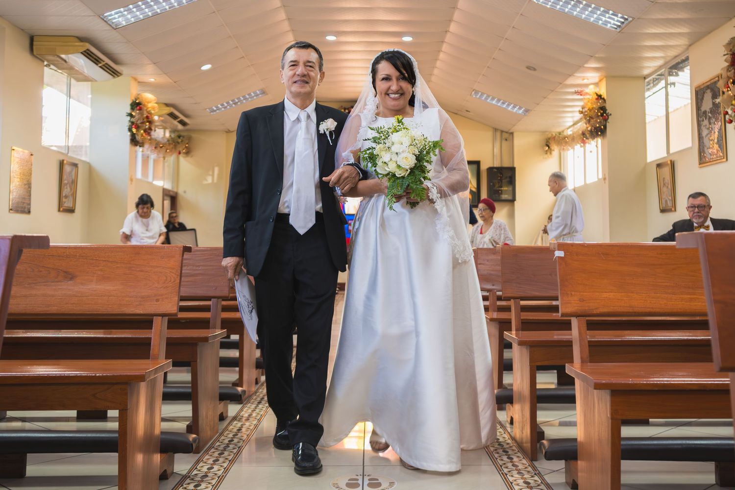 Fotografía de boda en El Salvador capturando momentos auténticos y emotivos con estilo elegante y documental.