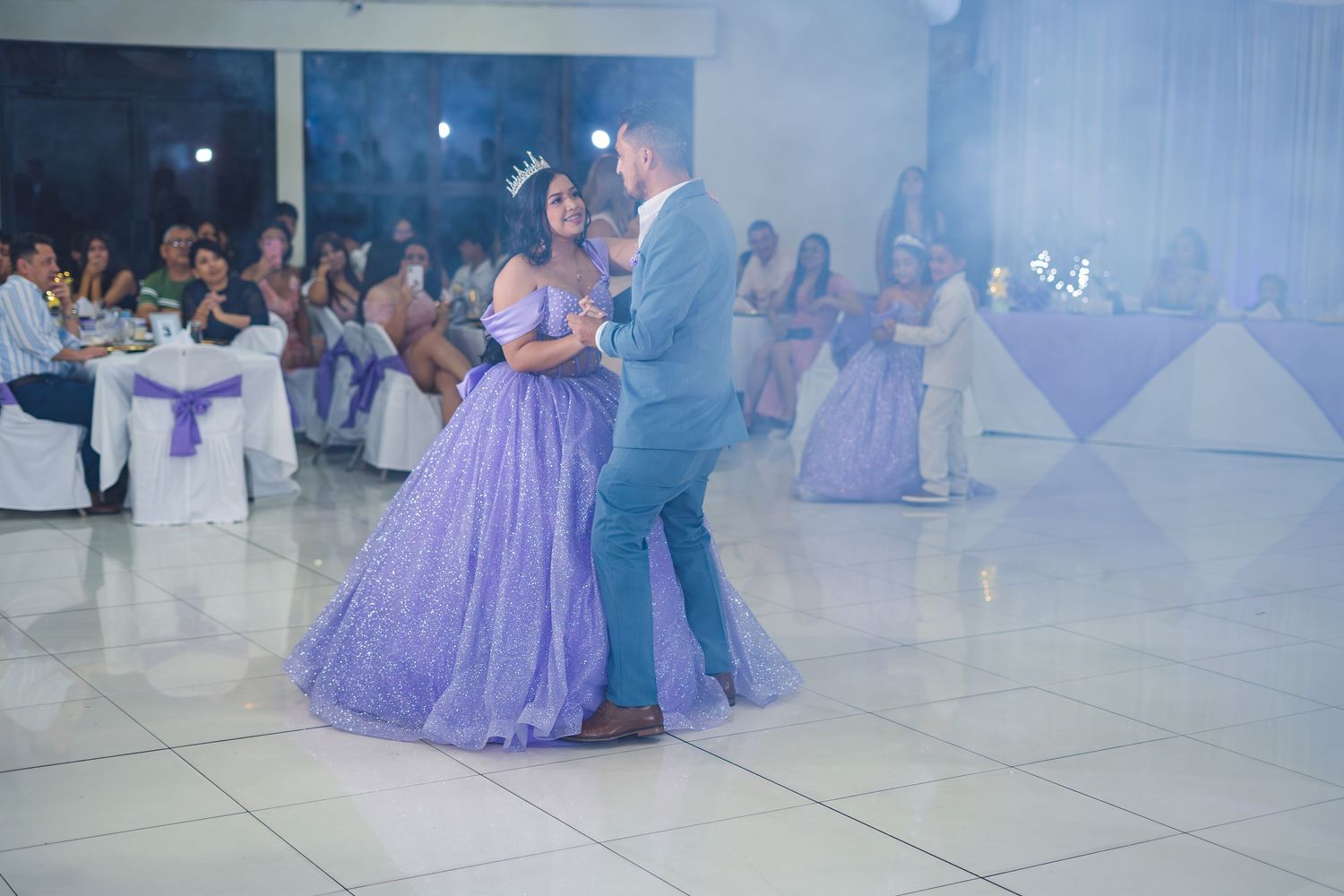 Cobertura de 15 años en El Salvador documentando cada momento especial con fotografía profesional y estilo elegante.