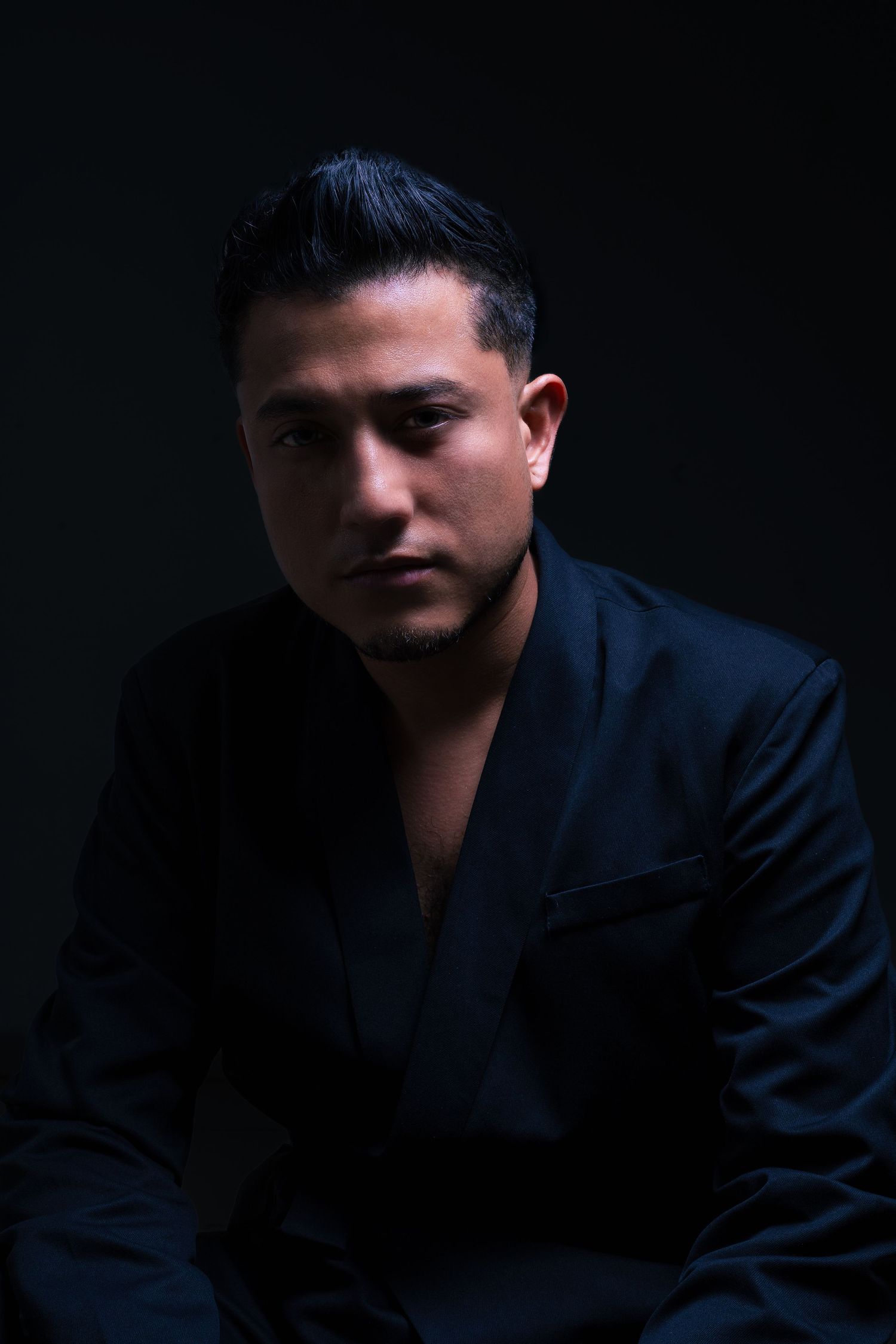 Sesión de retrato profesional en El Salvador realizada en estudio con técnicas y dirección personalizada por Magma Solutions.