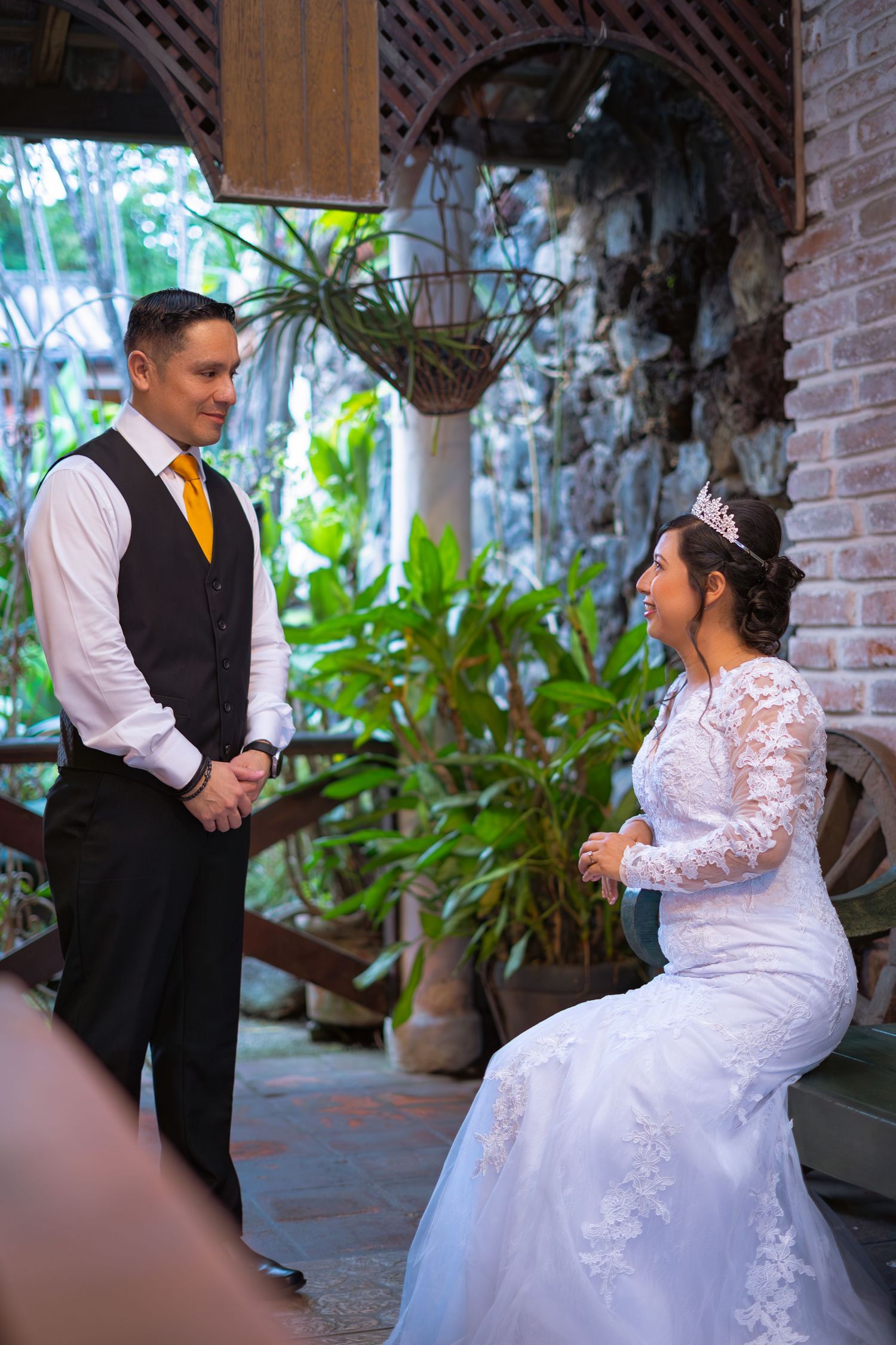 Fotografía de boda en El Salvador capturando momentos auténticos y emotivos con estilo elegante y documental.