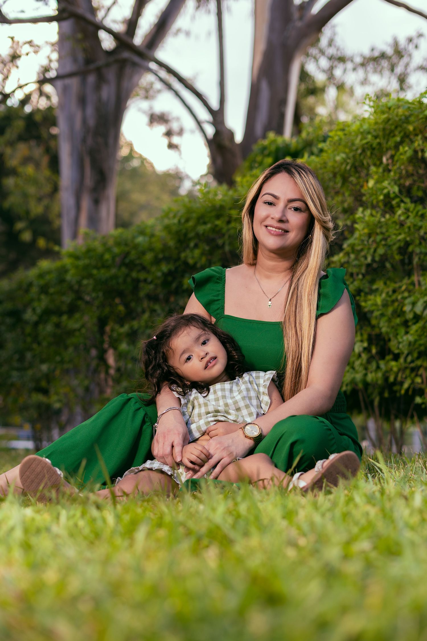 Sesión de retrato profesional en El Salvador realizada en exteriores con técnicas y dirección personalizada por Magma Solutions.