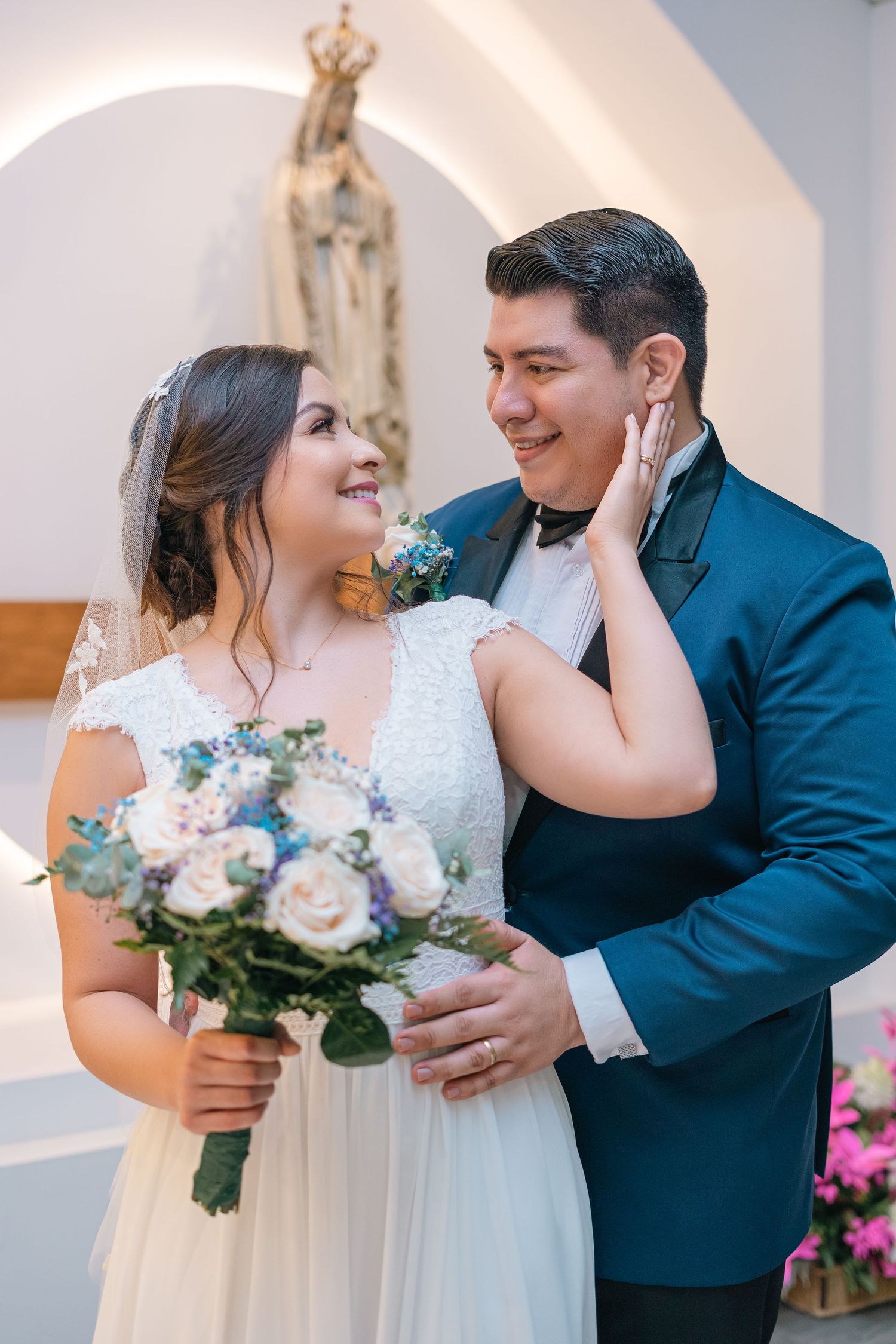 Fotografía de boda en El Salvador capturando momentos auténticos y emotivos con estilo elegante y documental.