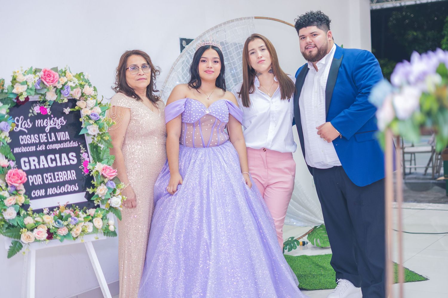 Cobertura de 15 años en El Salvador documentando cada momento especial con fotografía profesional y estilo elegante.