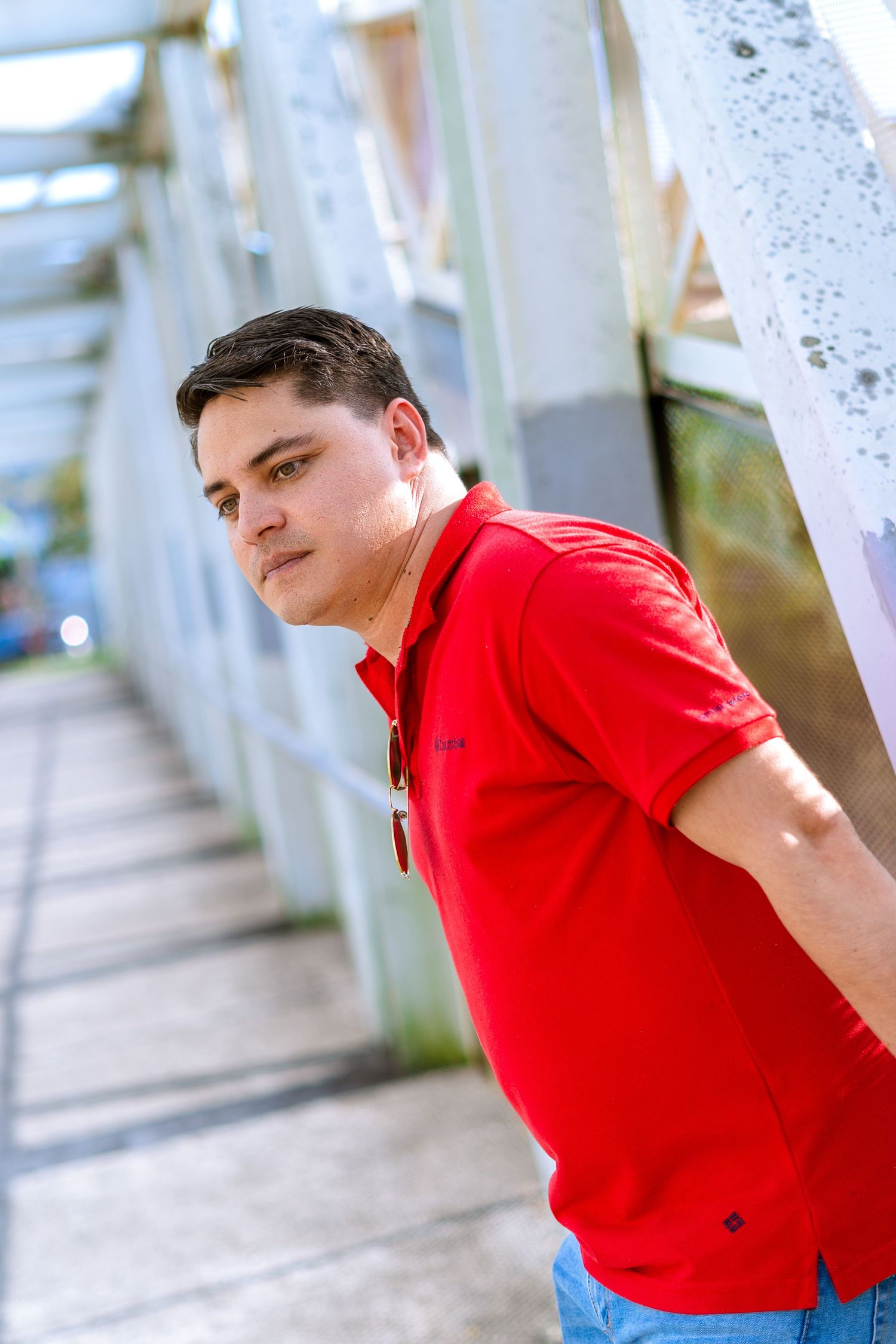 Sesión de retrato profesional en El Salvador realizada en exterior con técnicas y dirección personalizada por Magma Solutions.