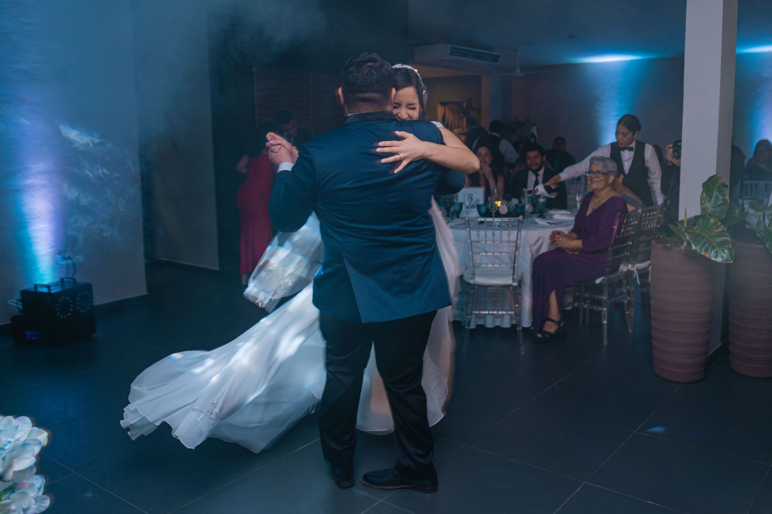 Fotografía de boda en El Salvador capturando momentos auténticos y emotivos con estilo elegante y documental.
