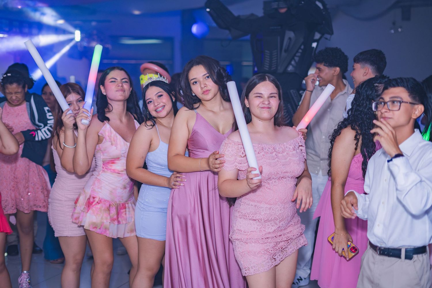 Cobertura de 15 años en El Salvador documentando cada momento especial con fotografía profesional y estilo elegante.