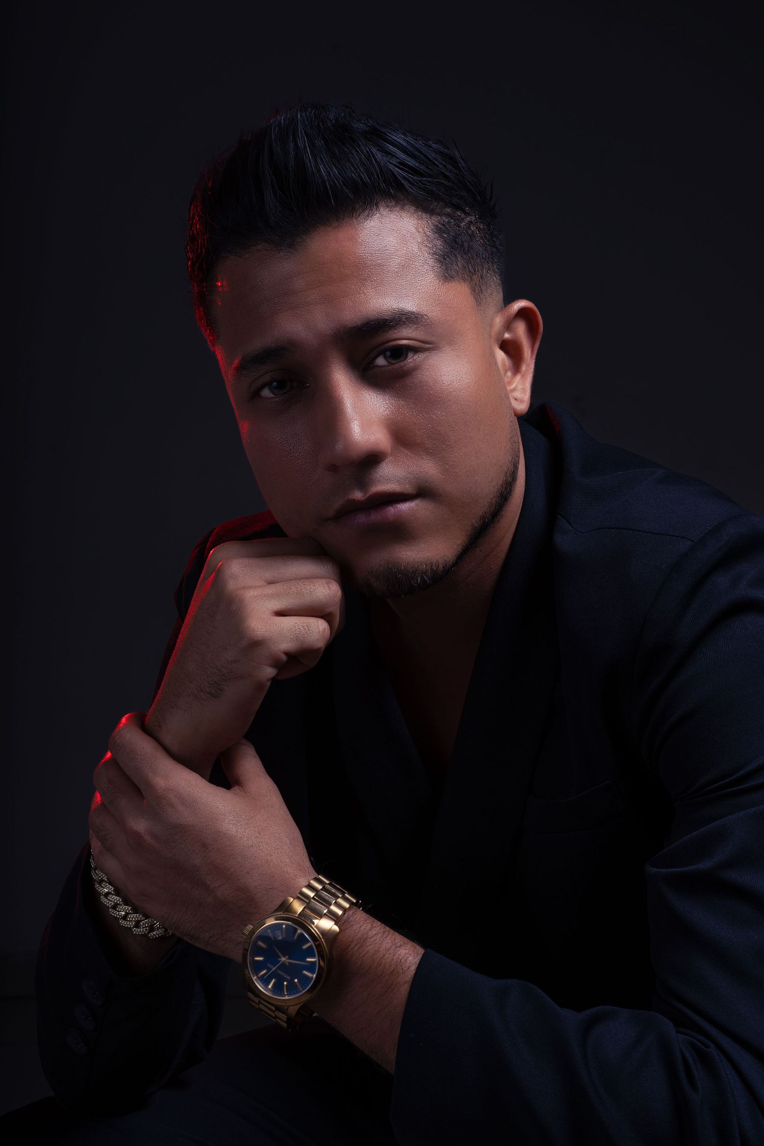 Sesión de retrato profesional en El Salvador realizada en estudio con técnicas y dirección personalizada por Magma Solutions.