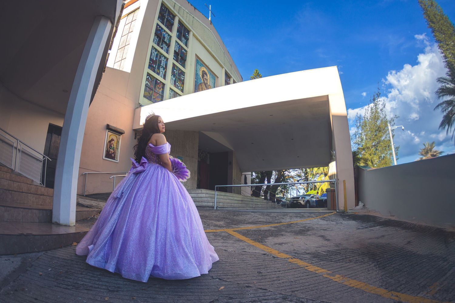 Cobertura de 15 años en El Salvador documentando cada momento especial con fotografía profesional y estilo elegante.