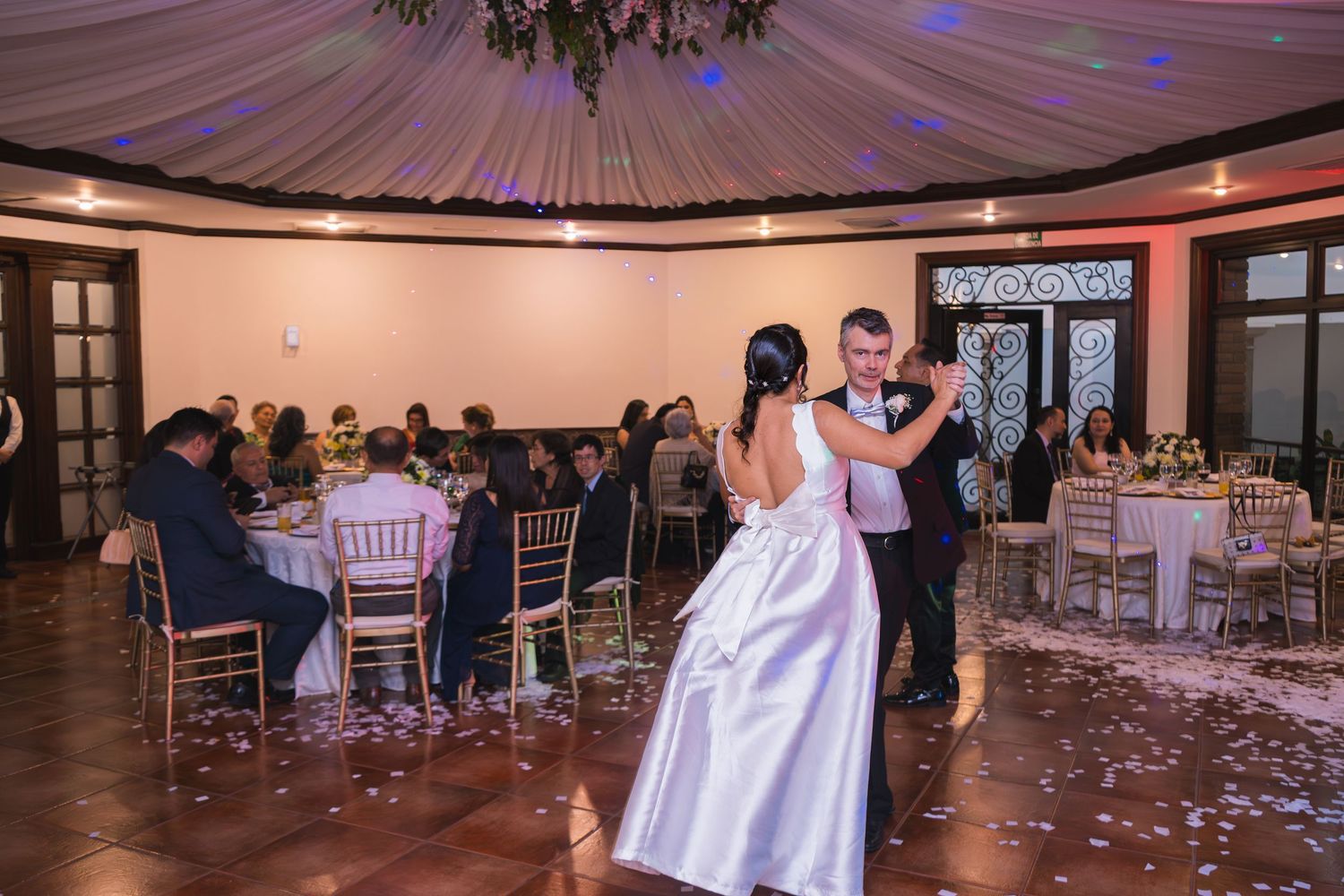 Fotografía de boda en El Salvador capturando momentos auténticos y emotivos con estilo elegante y documental.