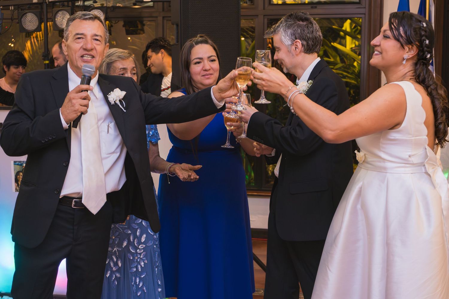 Fotografía de boda en El Salvador capturando momentos auténticos y emotivos con estilo elegante y documental.