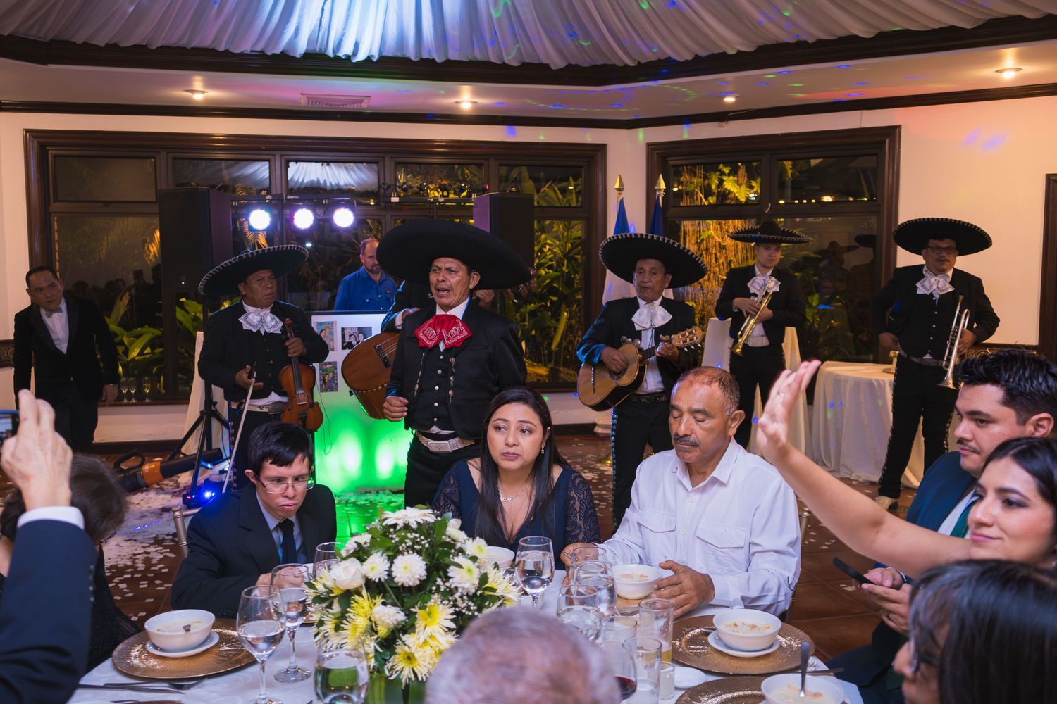Fotografía de boda en El Salvador capturando momentos auténticos y emotivos con estilo elegante y documental.