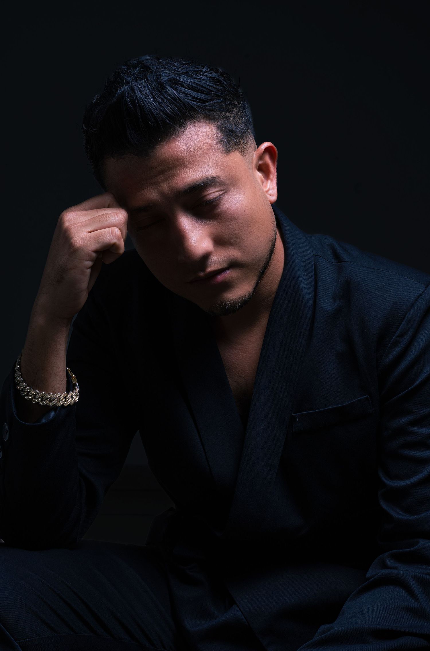 Sesión de retrato profesional en El Salvador realizada en estudio con técnicas y dirección personalizada por Magma Solutions.