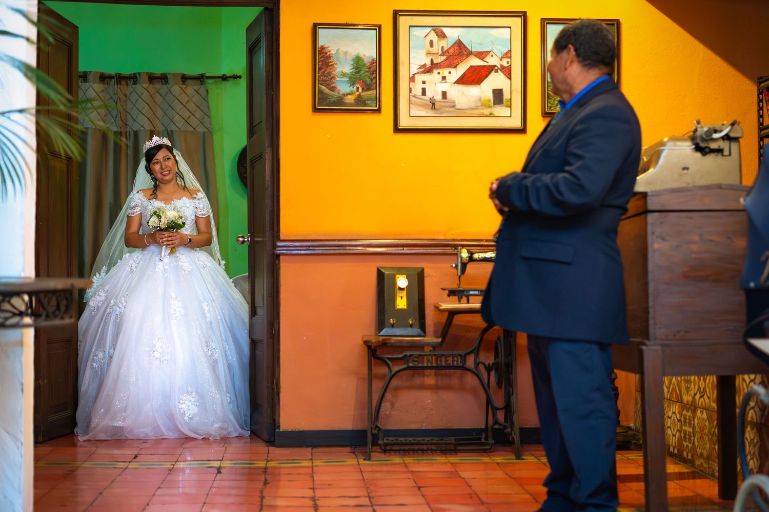 Fotografía de boda en El Salvador capturando momentos auténticos y emotivos con estilo elegante y documental.