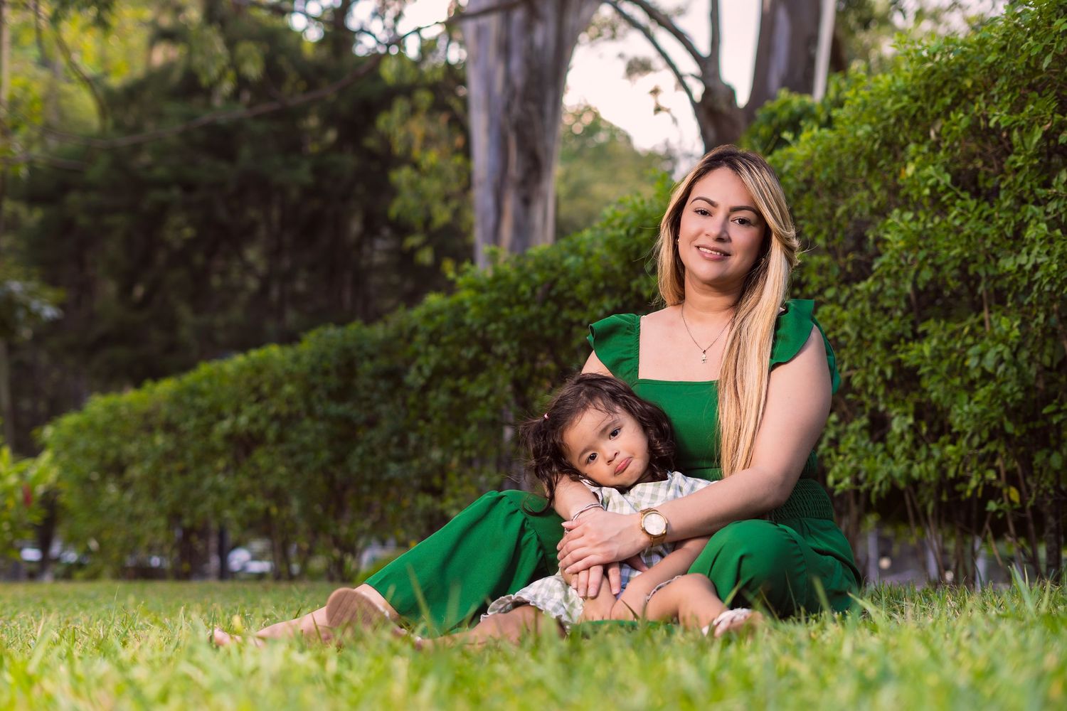 Sesión de retrato profesional en El Salvador realizada en exteriores con técnicas y dirección personalizada por Magma Solutions.