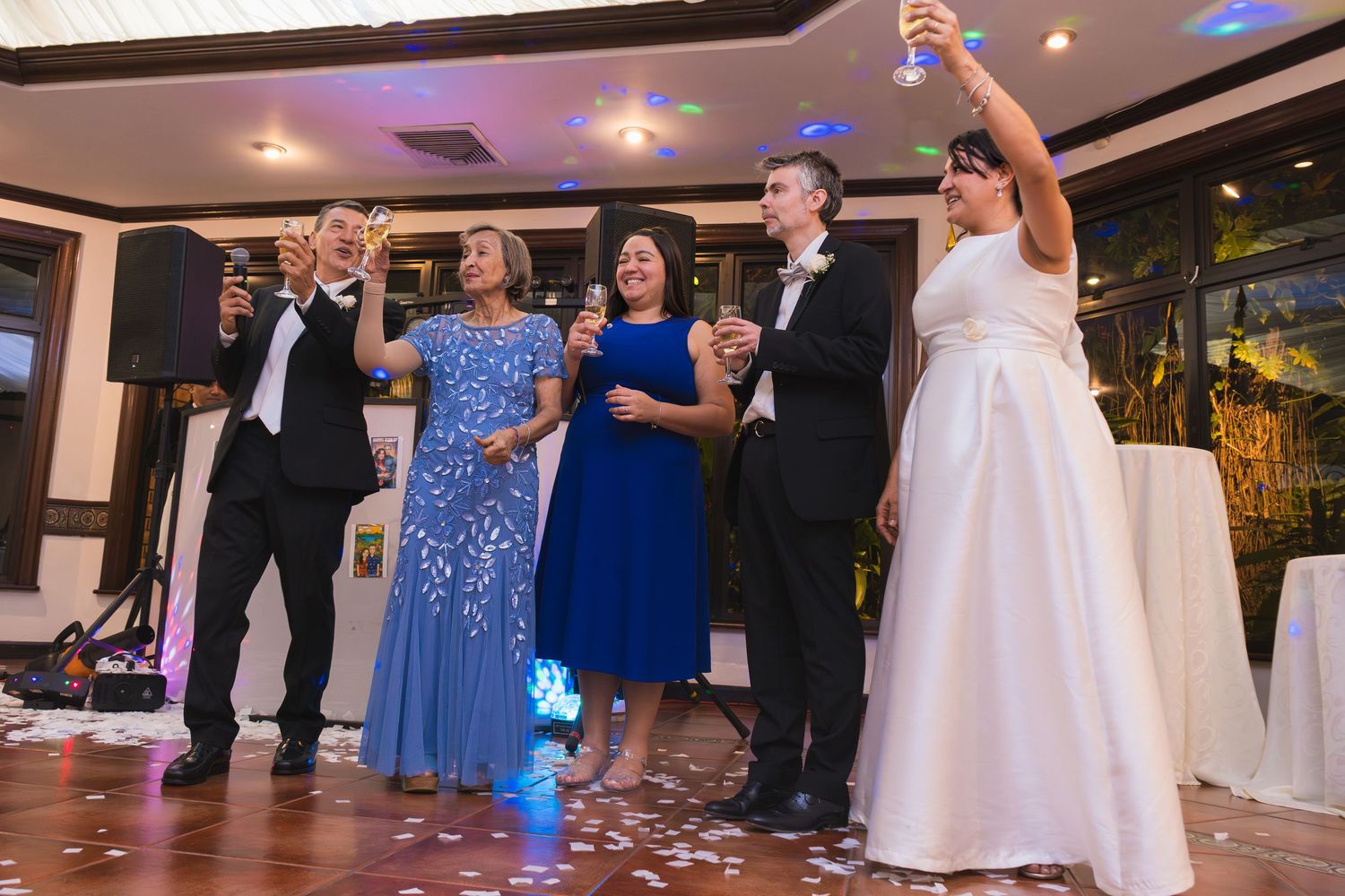 Fotografía de boda en El Salvador capturando momentos auténticos y emotivos con estilo elegante y documental.