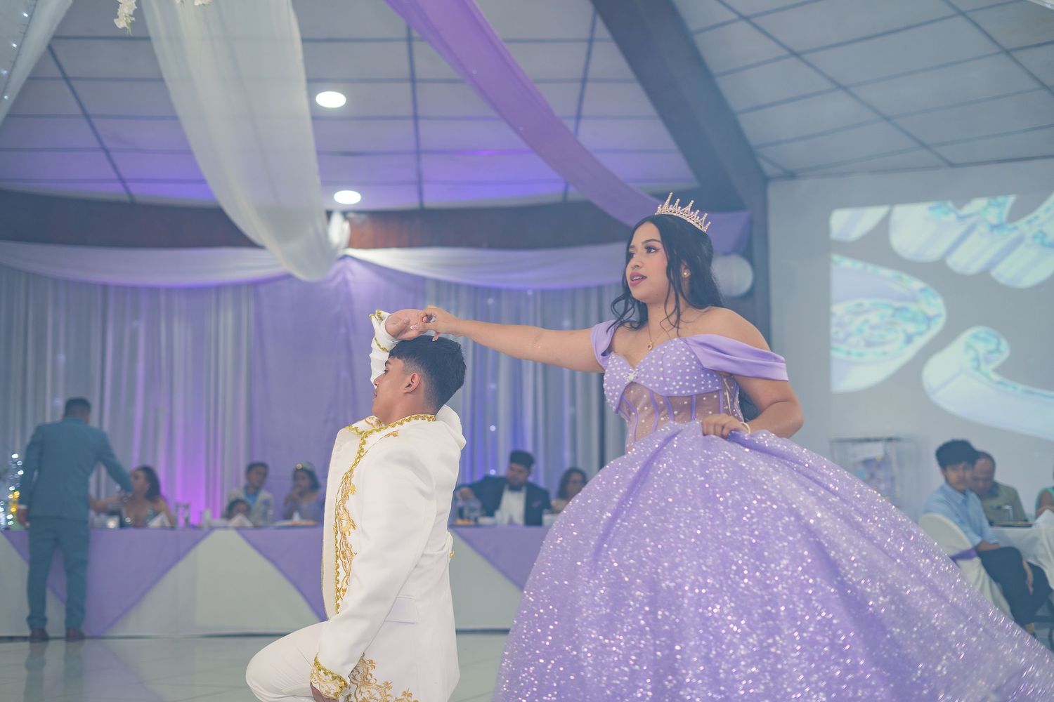Cobertura de 15 años en El Salvador documentando cada momento especial con fotografía profesional y estilo elegante.