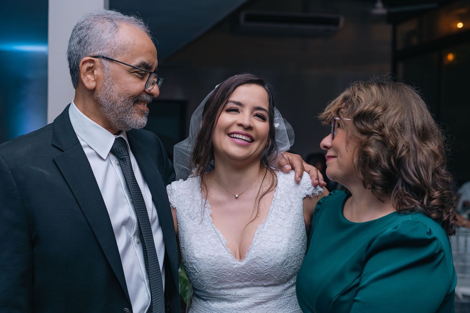 Fotografía de boda en El Salvador capturando momentos auténticos y emotivos con estilo elegante y documental.