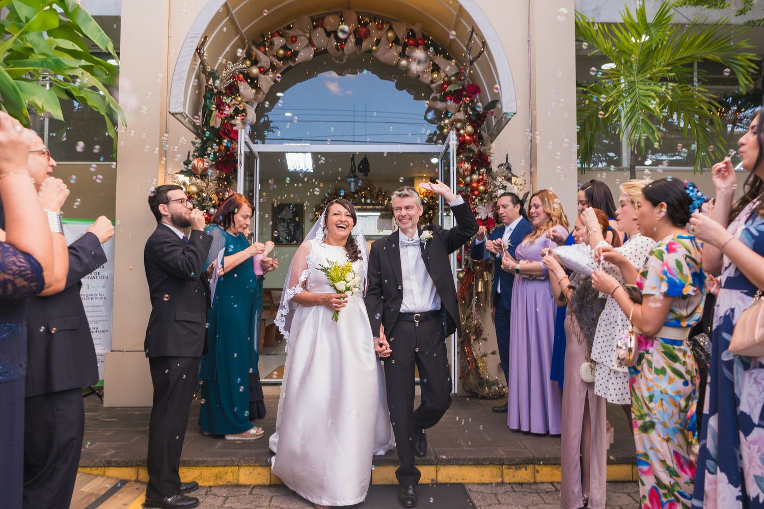 Fotografía de boda en El Salvador capturando momentos auténticos y emotivos con estilo elegante y documental.
