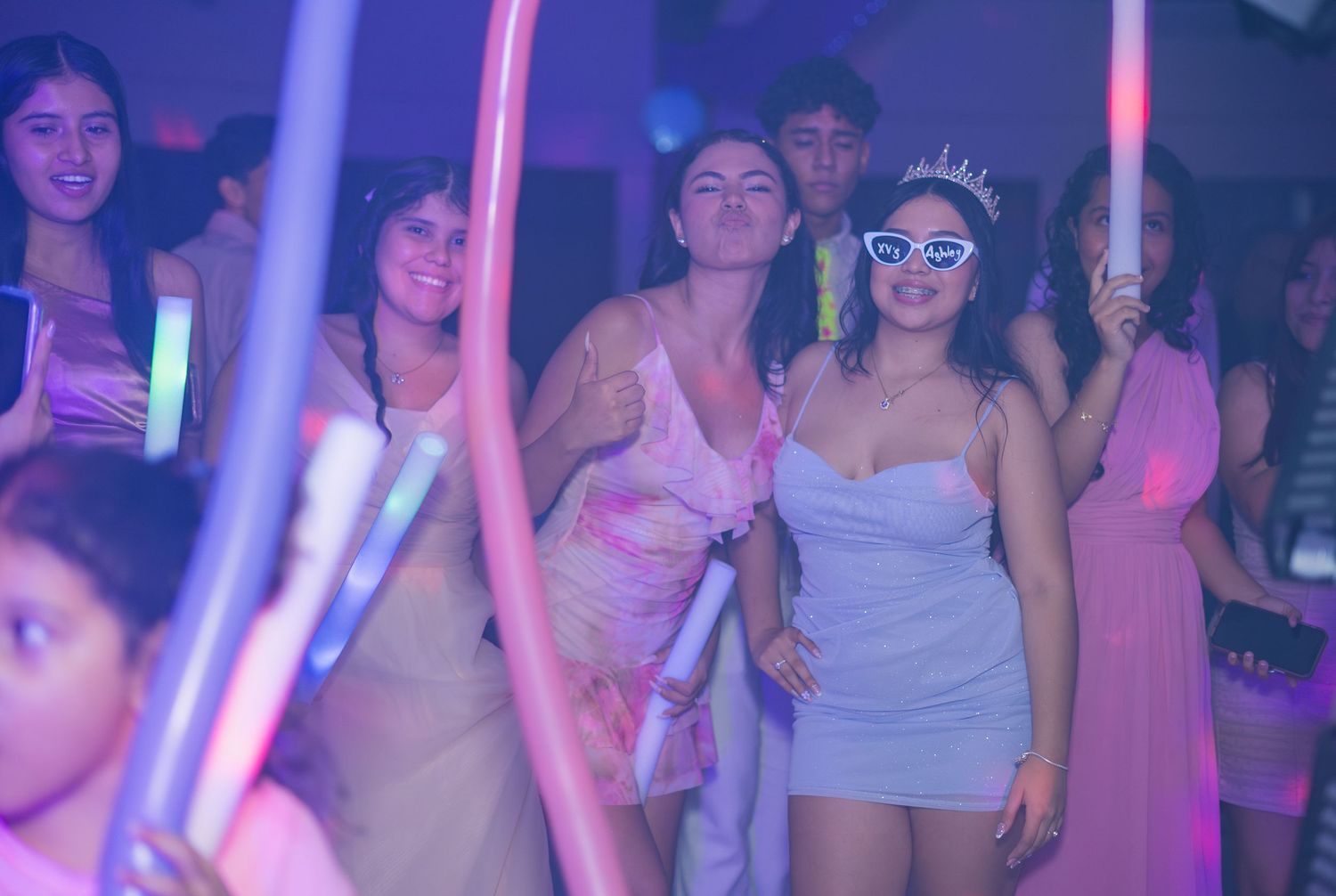 Cobertura de 15 años en El Salvador documentando cada momento especial con fotografía profesional y estilo elegante.
