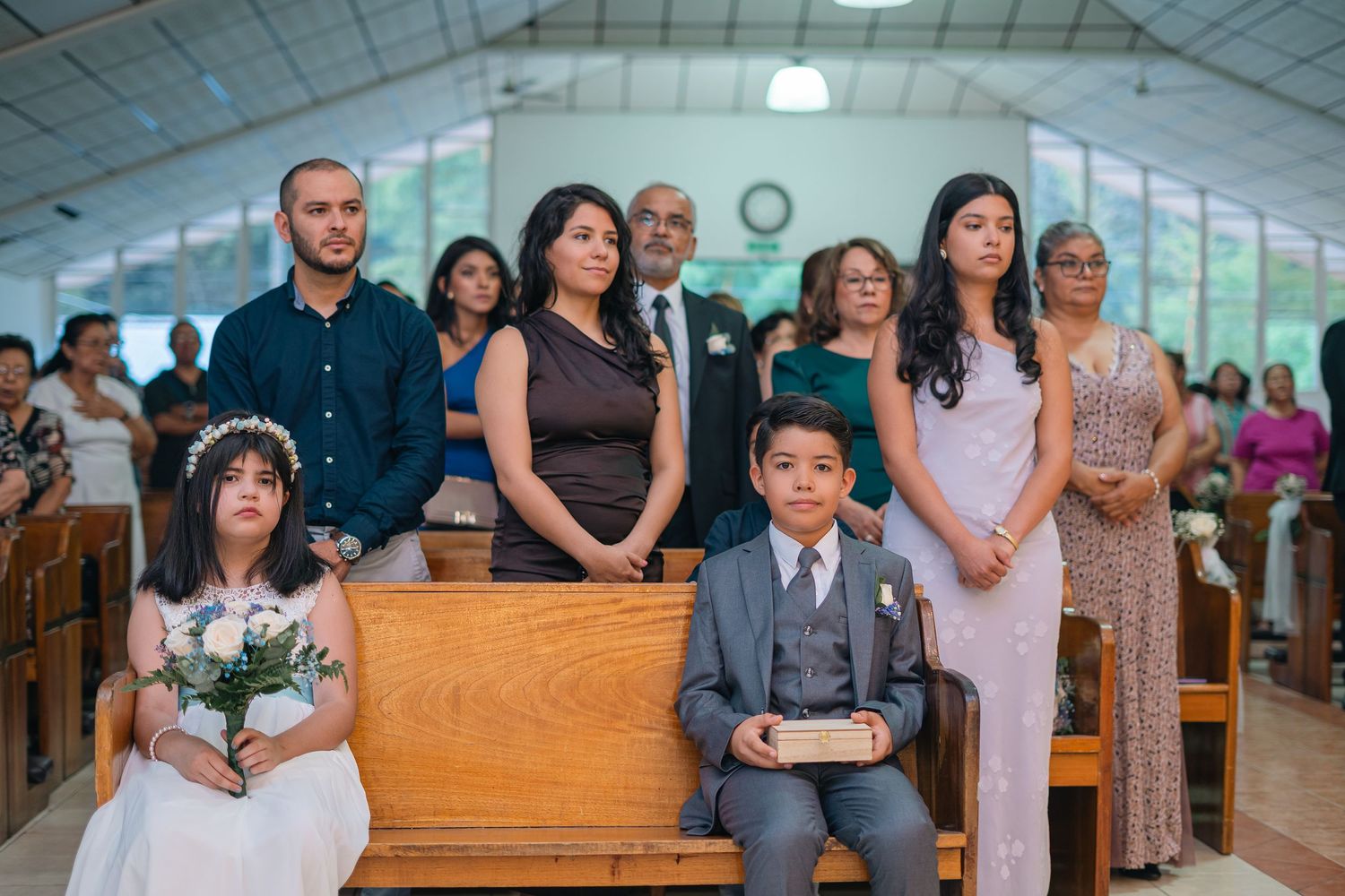 Fotografía de boda en El Salvador capturando momentos auténticos y emotivos con estilo elegante y documental.