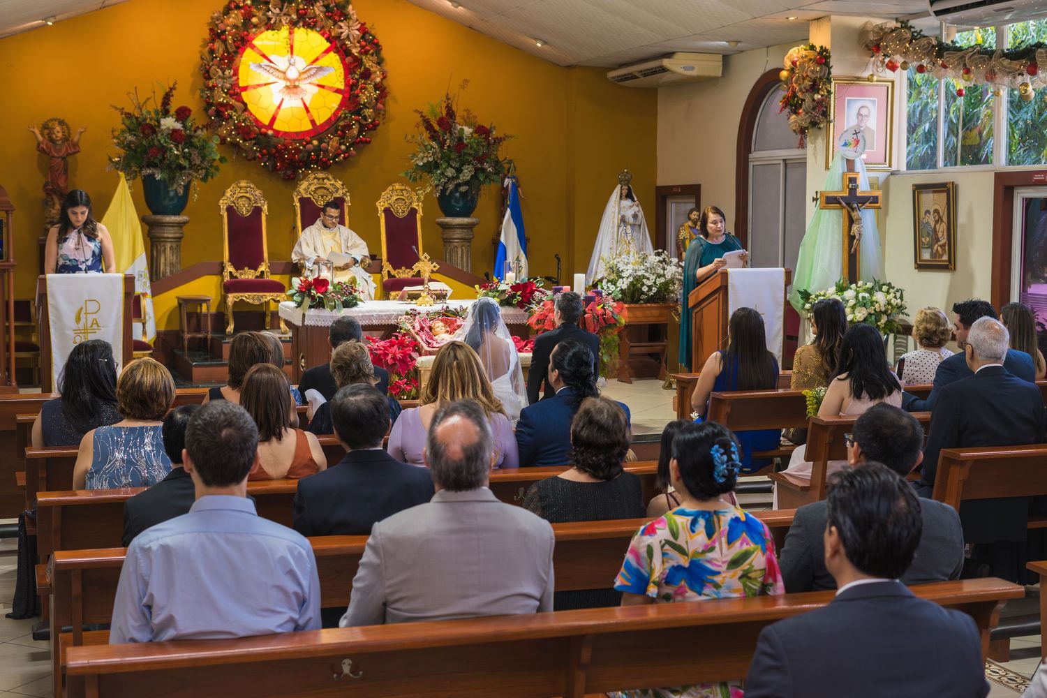 Fotografía de boda en El Salvador capturando momentos auténticos y emotivos con estilo elegante y documental.