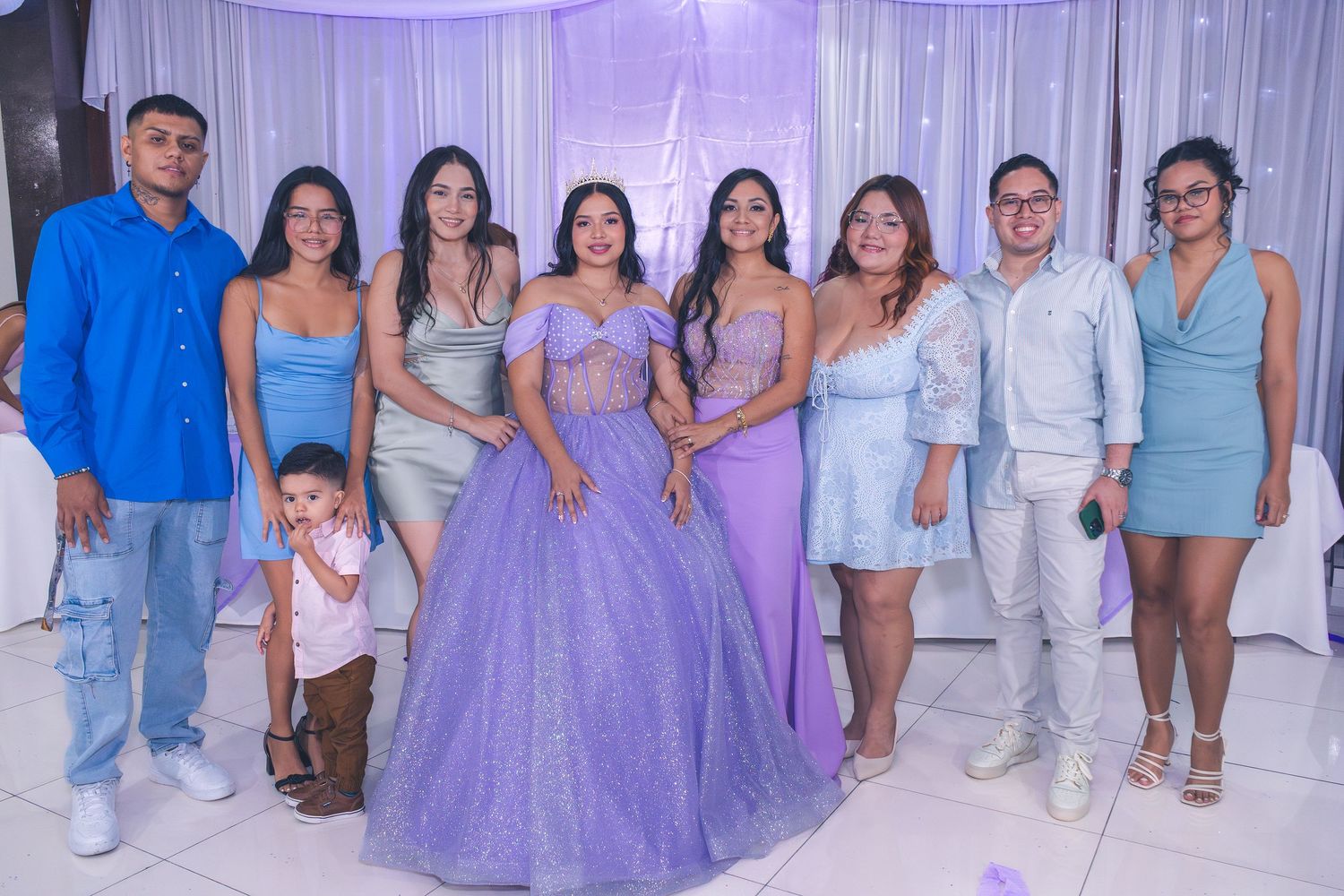 Cobertura de 15 años en El Salvador documentando cada momento especial con fotografía profesional y estilo elegante.