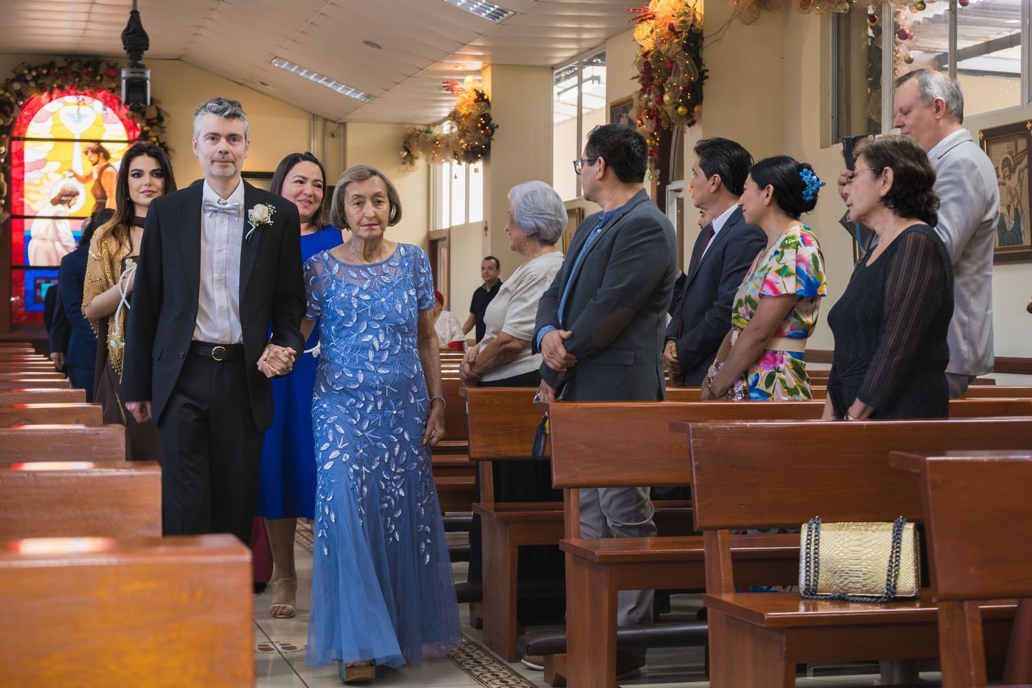 Fotografía de boda en El Salvador capturando momentos auténticos y emotivos con estilo elegante y documental.