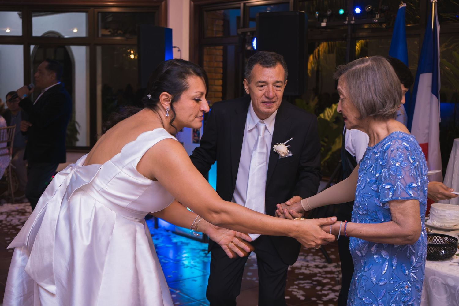 Fotografía de boda en El Salvador capturando momentos auténticos y emotivos con estilo elegante y documental.