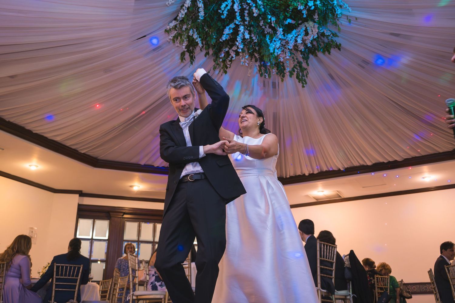Fotografía de boda en El Salvador capturando momentos auténticos y emotivos con estilo elegante y documental.