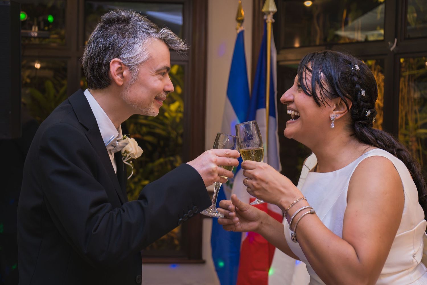 Fotografía de boda en El Salvador capturando momentos auténticos y emotivos con estilo elegante y documental.