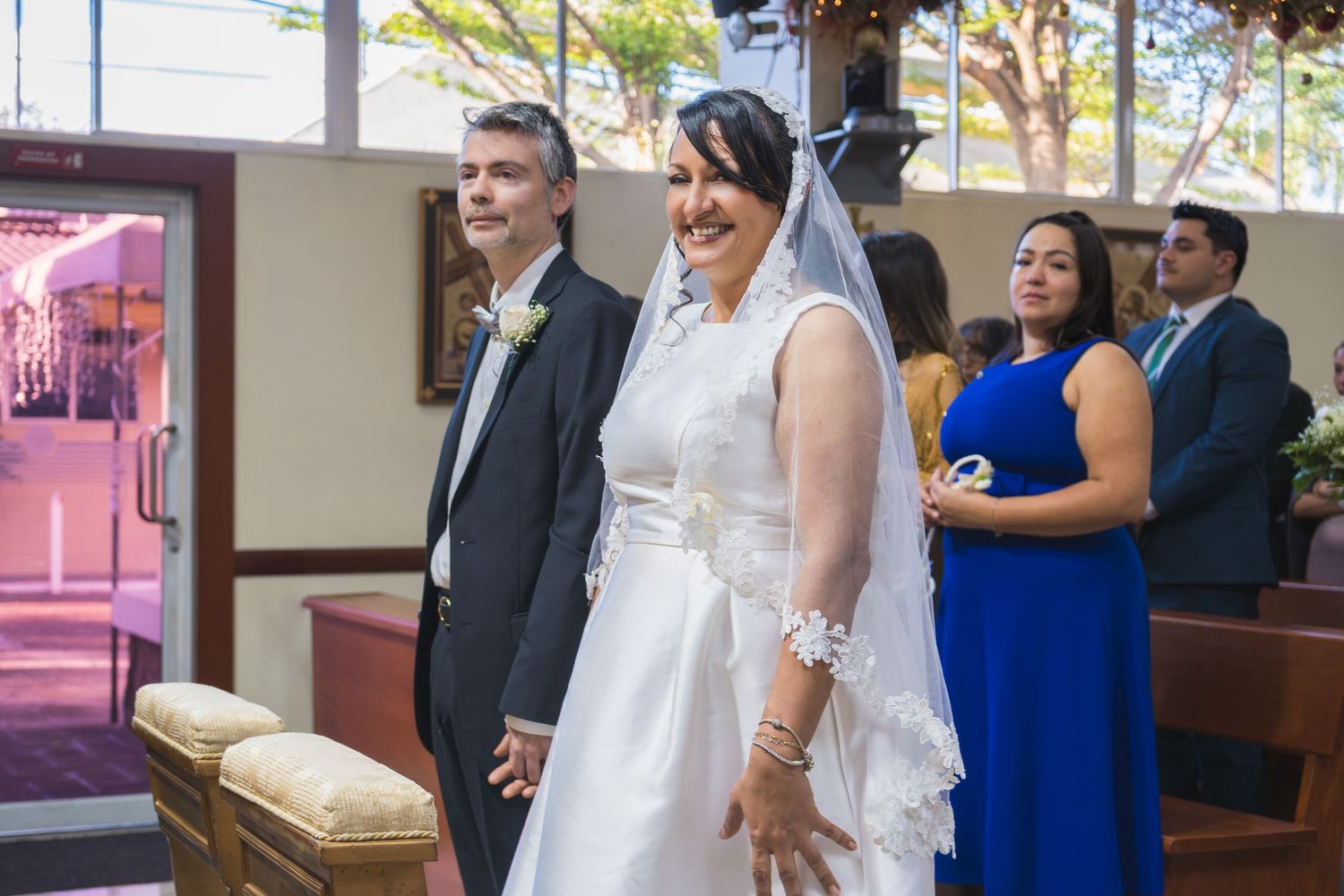Fotografía de boda en El Salvador capturando momentos auténticos y emotivos con estilo elegante y documental.