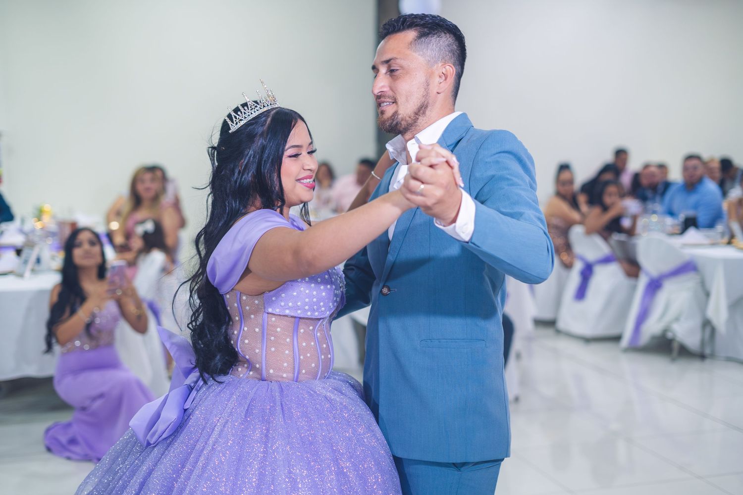 Cobertura de 15 años en El Salvador documentando cada momento especial con fotografía profesional y estilo elegante.