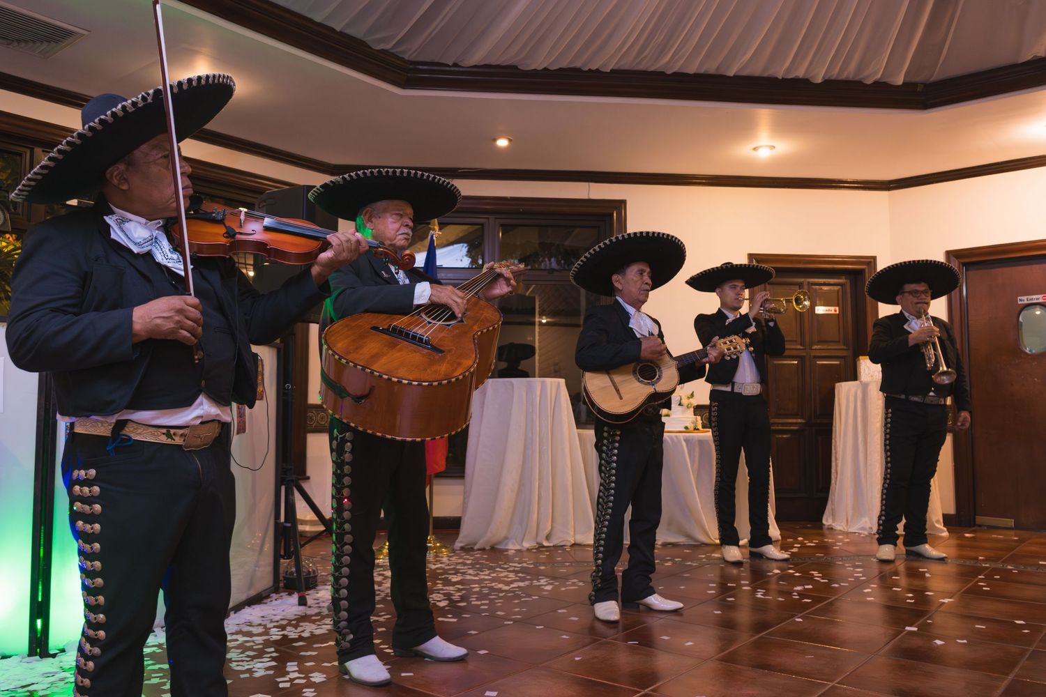 Fotografía de boda en El Salvador capturando momentos auténticos y emotivos con estilo elegante y documental.