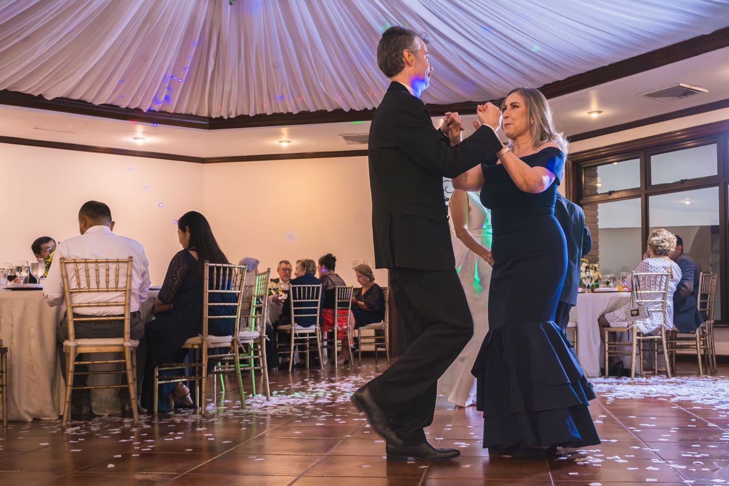 Fotografía de boda en El Salvador capturando momentos auténticos y emotivos con estilo elegante y documental.