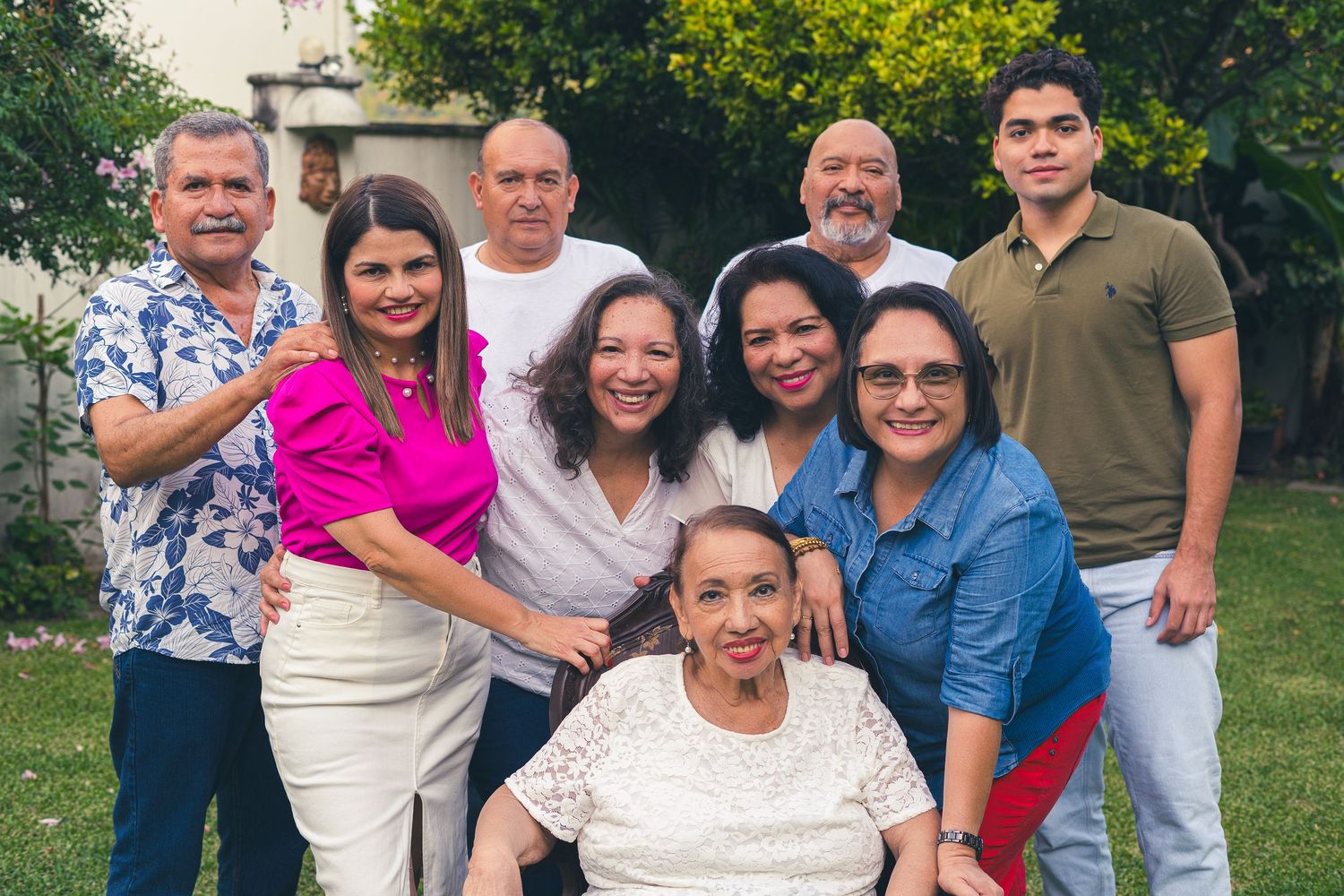 Sesión de retrato profesional en El Salvador realizada en exterior con técnicas y dirección personalizada por Magma Solutions.