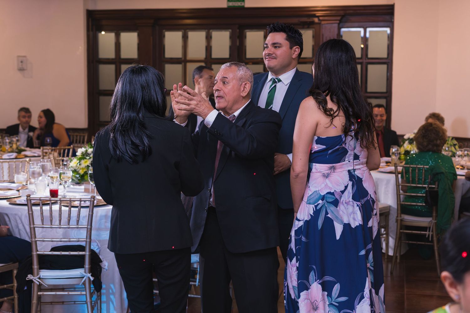 Fotografía de boda en El Salvador capturando momentos auténticos y emotivos con estilo elegante y documental.