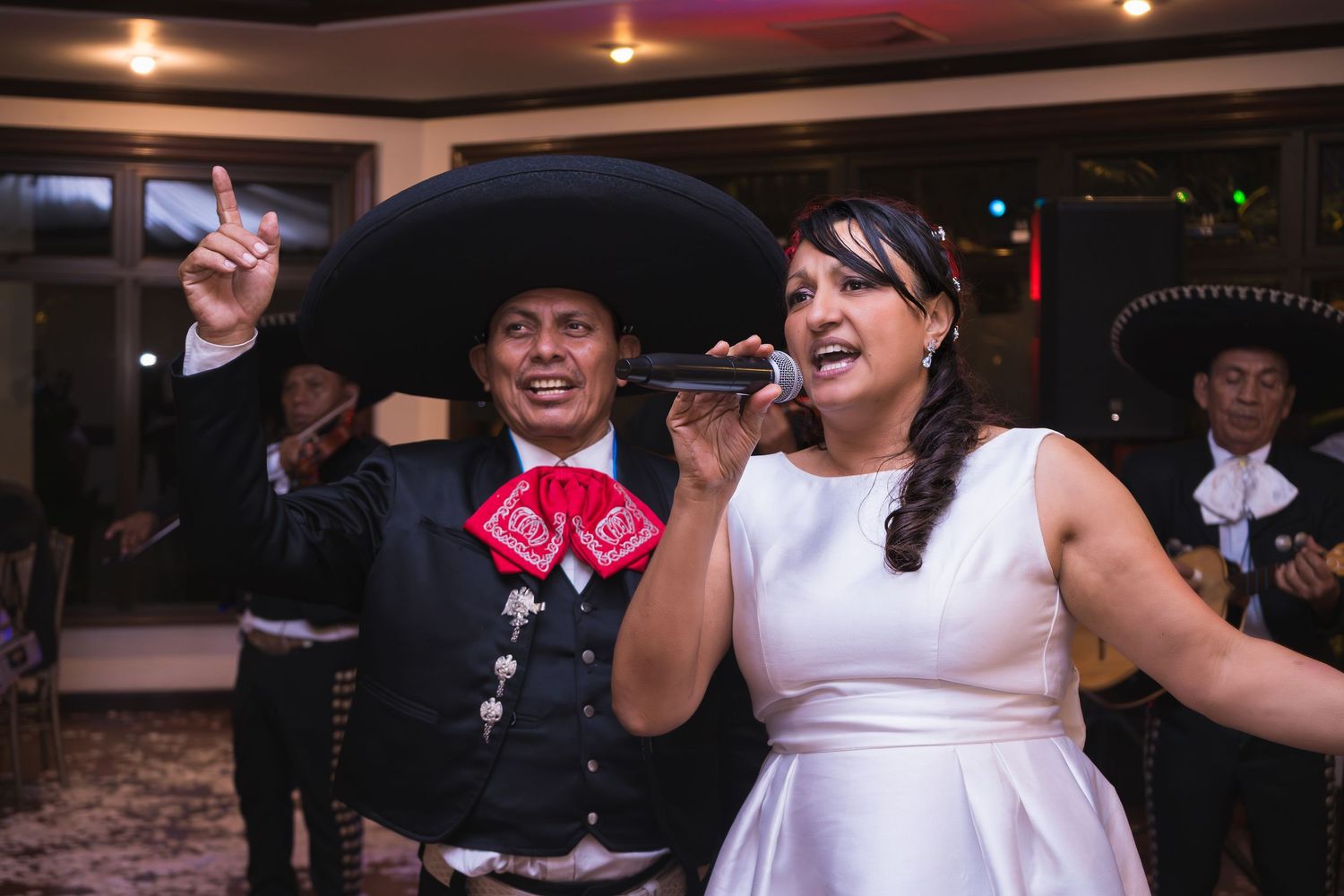 Fotografía de boda en El Salvador capturando momentos auténticos y emotivos con estilo elegante y documental.