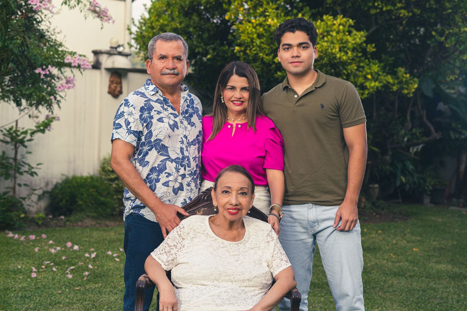 Sesión de retrato profesional en El Salvador realizada en exterior con técnicas y dirección personalizada por Magma Solutions.