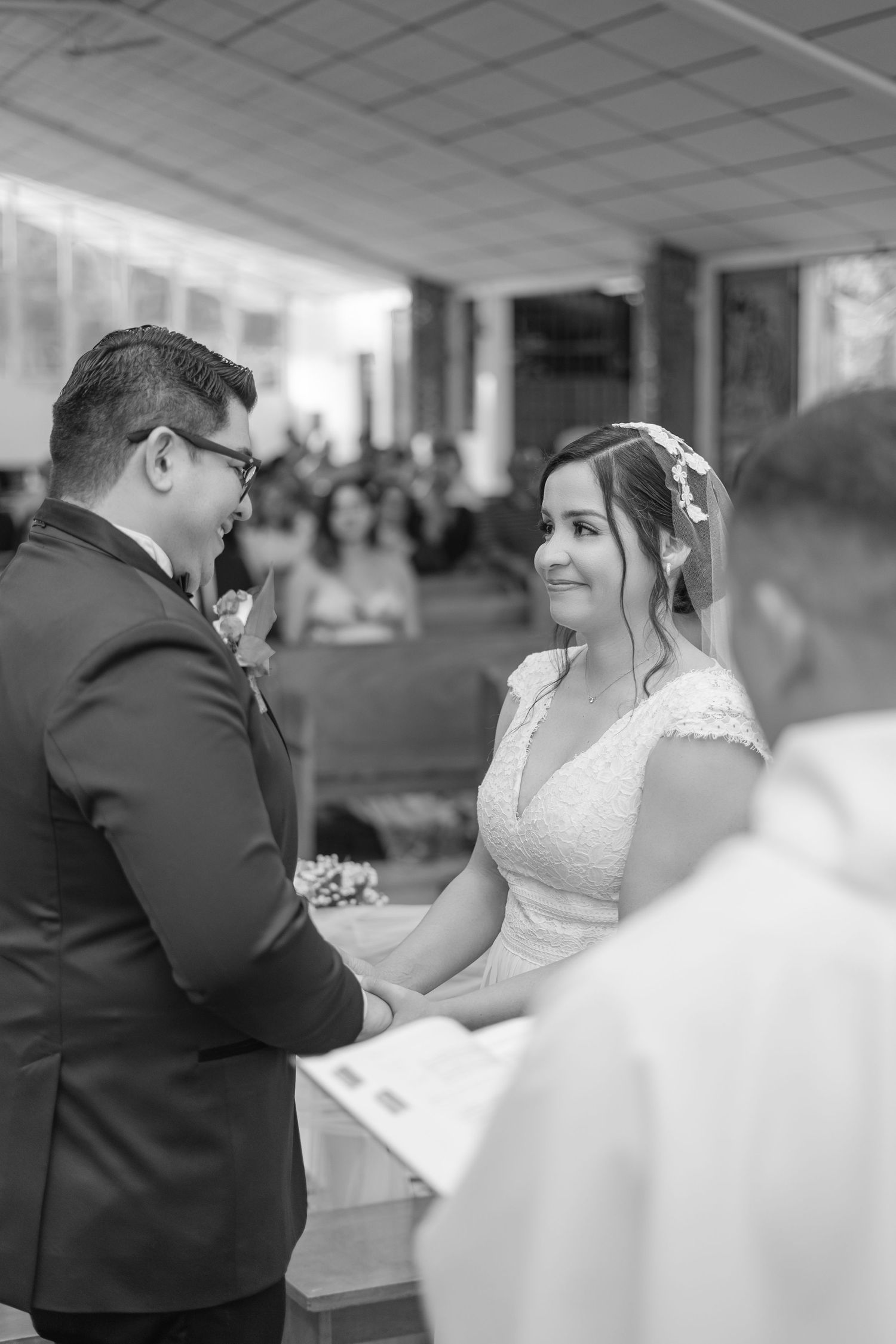 Fotografía de boda en El Salvador capturando momentos auténticos y emotivos con estilo elegante y documental.