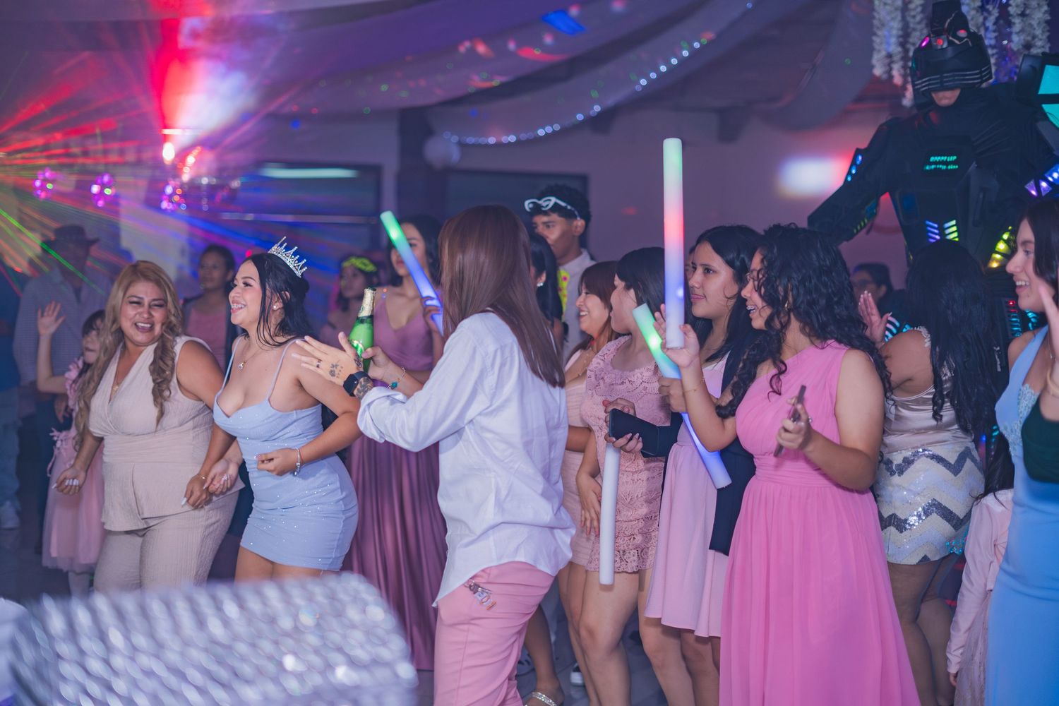 Cobertura de 15 años en El Salvador documentando cada momento especial con fotografía profesional y estilo elegante.