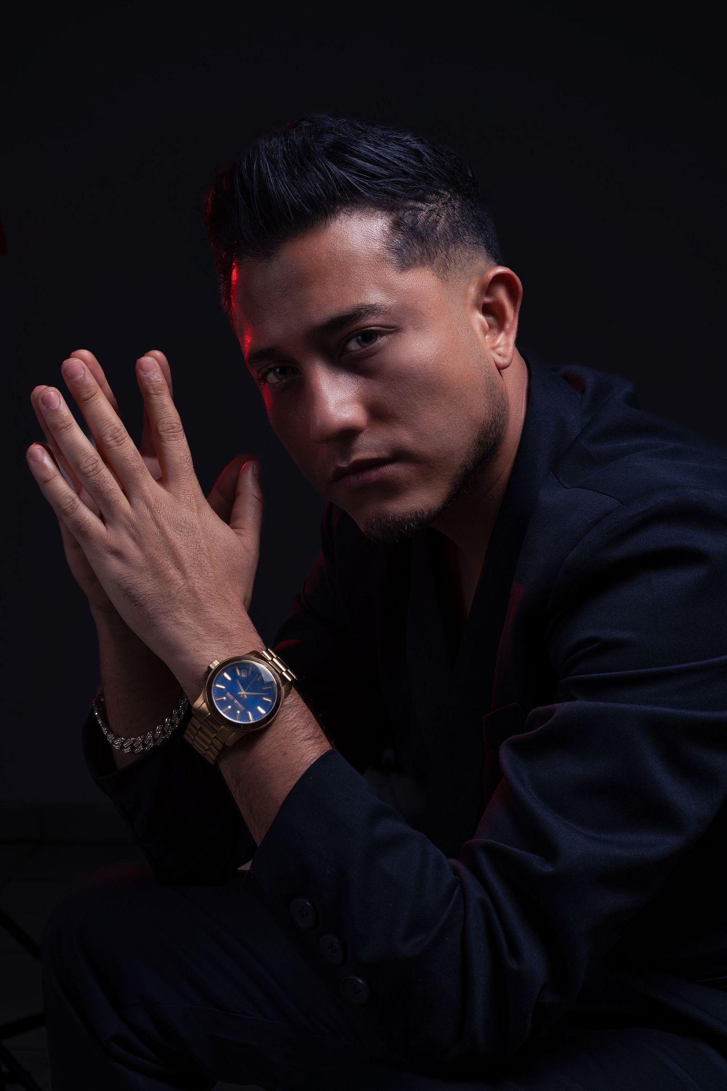 Sesión de retrato profesional en El Salvador realizada en estudio con técnicas y dirección personalizada por Magma Solutions.