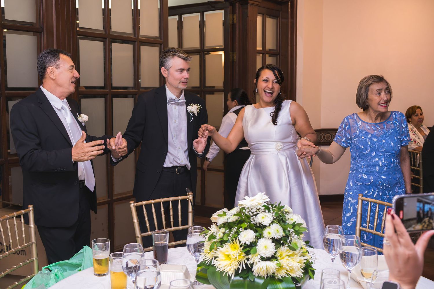 Fotografía de boda en El Salvador capturando momentos auténticos y emotivos con estilo elegante y documental.