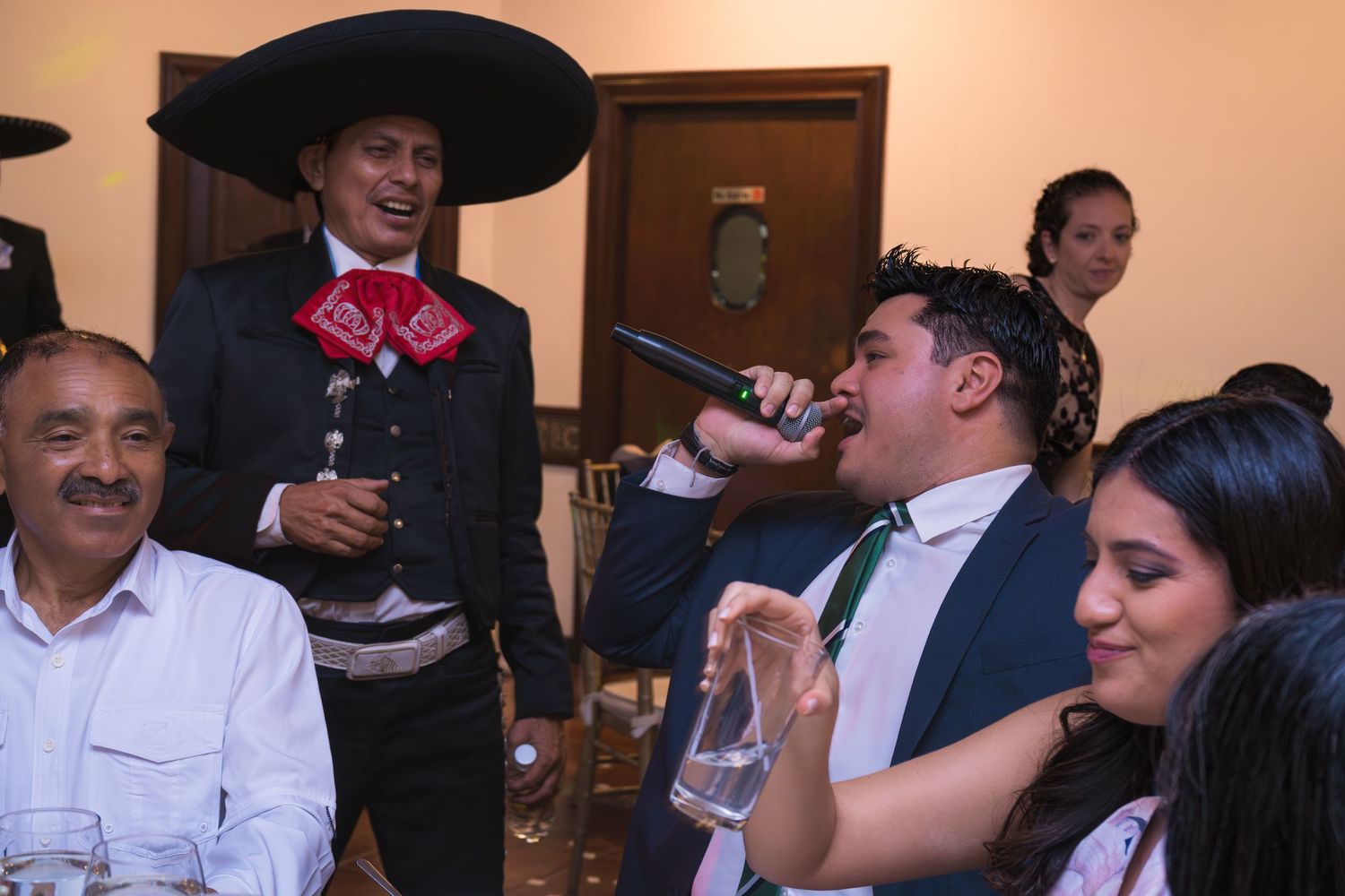 Fotografía de boda en El Salvador capturando momentos auténticos y emotivos con estilo elegante y documental.