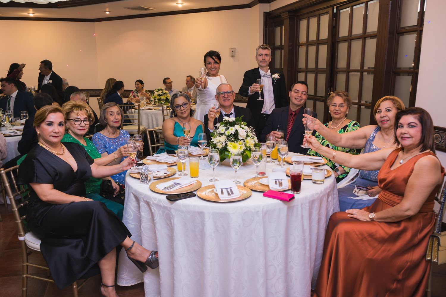 Fotografía de boda en El Salvador capturando momentos auténticos y emotivos con estilo elegante y documental.
