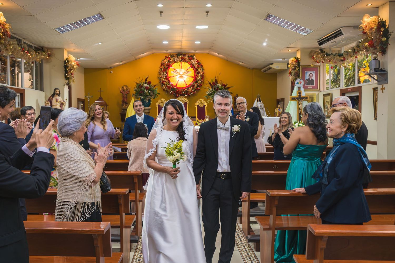 Fotografía de boda en El Salvador capturando momentos auténticos y emotivos con estilo elegante y documental.