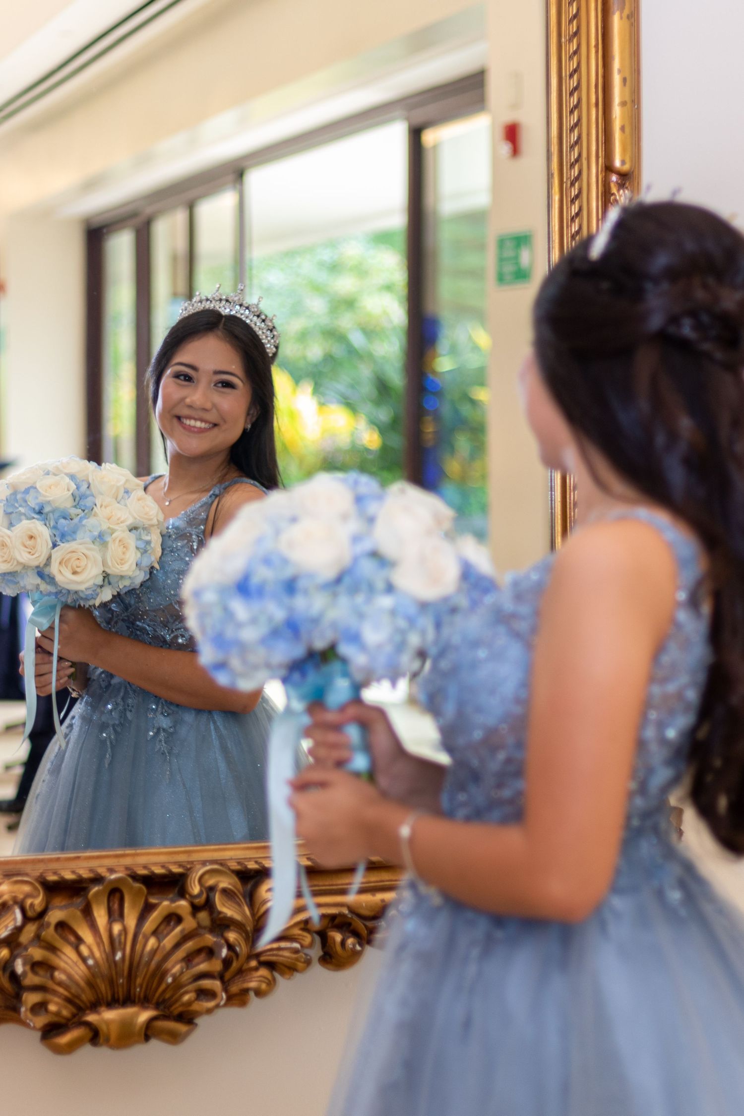 Cobertura de 15 años en El Salvador documentando cada momento especial con fotografía profesional y estilo elegante.