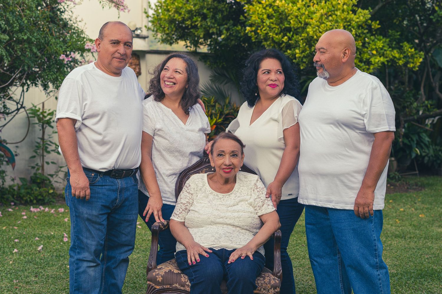 Sesión de retrato profesional en El Salvador realizada en exterior con técnicas y dirección personalizada por Magma Solutions.