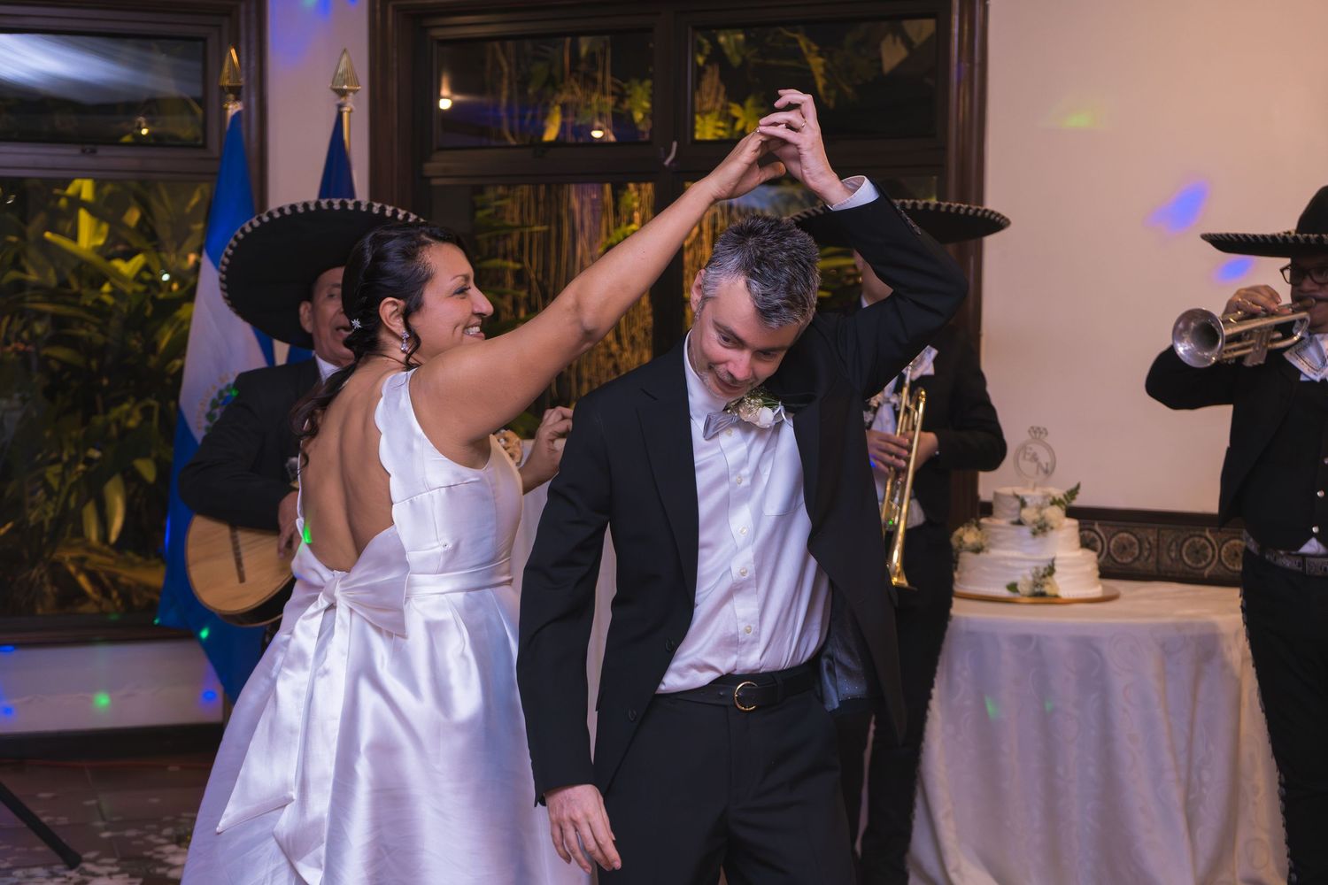 Fotografía de boda en El Salvador capturando momentos auténticos y emotivos con estilo elegante y documental.