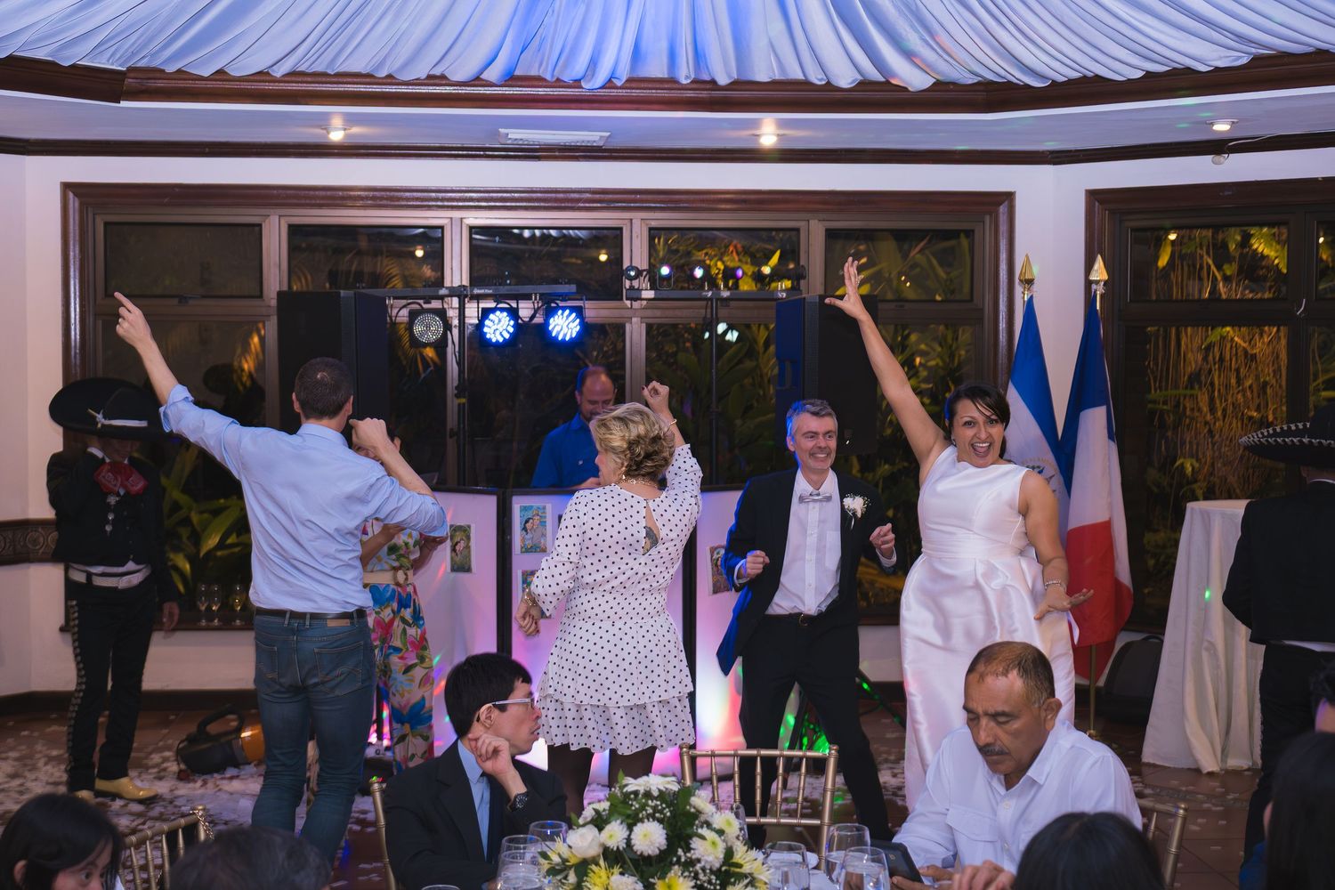 Fotografía de boda en El Salvador capturando momentos auténticos y emotivos con estilo elegante y documental.